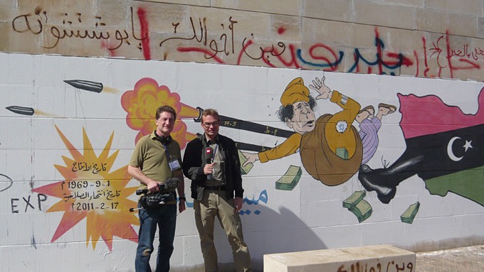 Erwin & Andy vor Wandbild Benghasi
